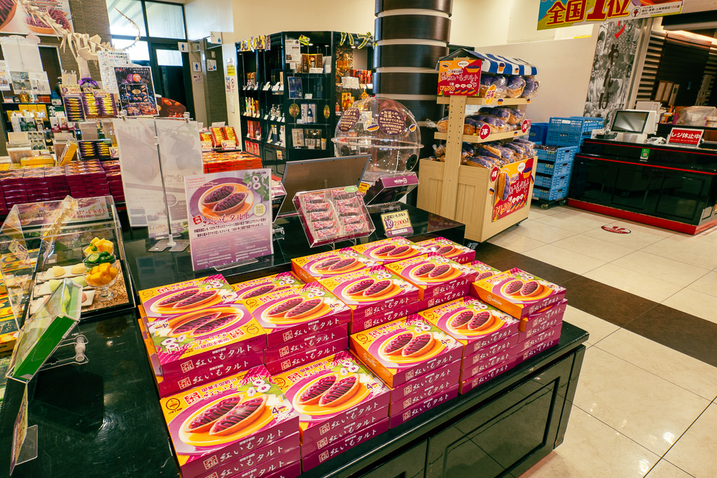 Okashi Goten Nago beni-imo tart souvenir display