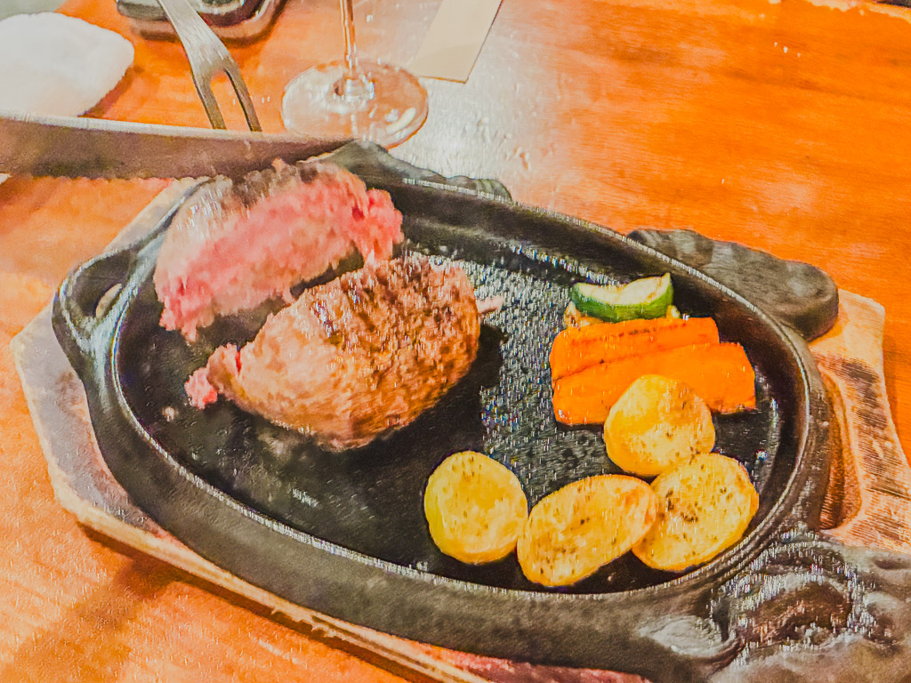 ALGOS DELI×HAMBURG hamburg steak cross-section — medium-rare pink interior visible when sliced