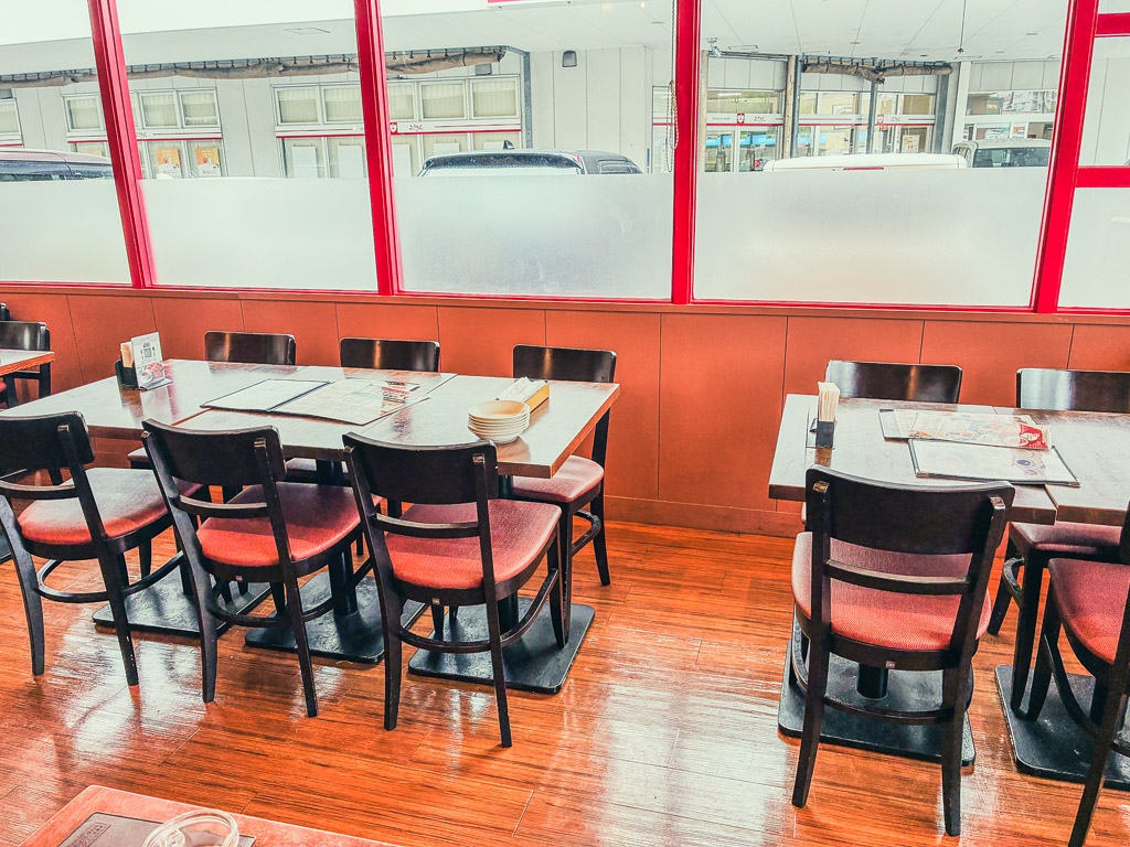 Capricciosa Amiku interior red chairs wooden tables