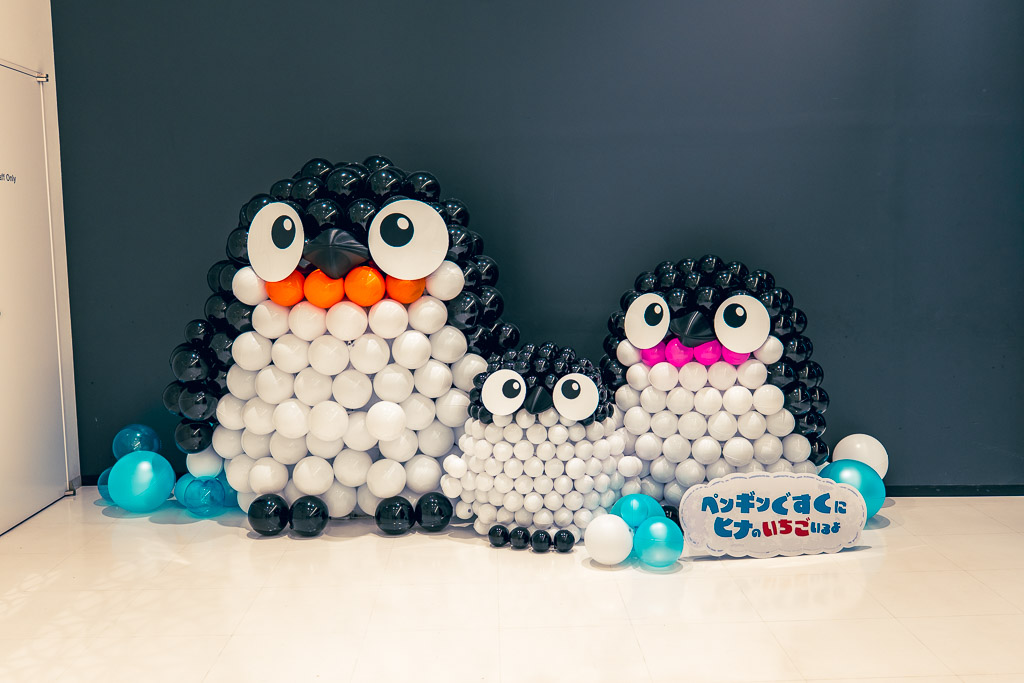 Balloon penguin family decoration photo spot