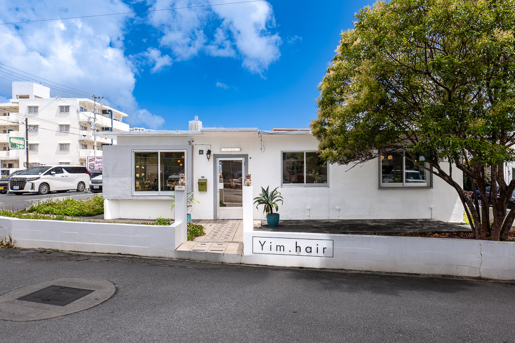 港川 (Minatogawa) Yim.hair modern white salon exterior — Okinawa Urasoe Stateside shop