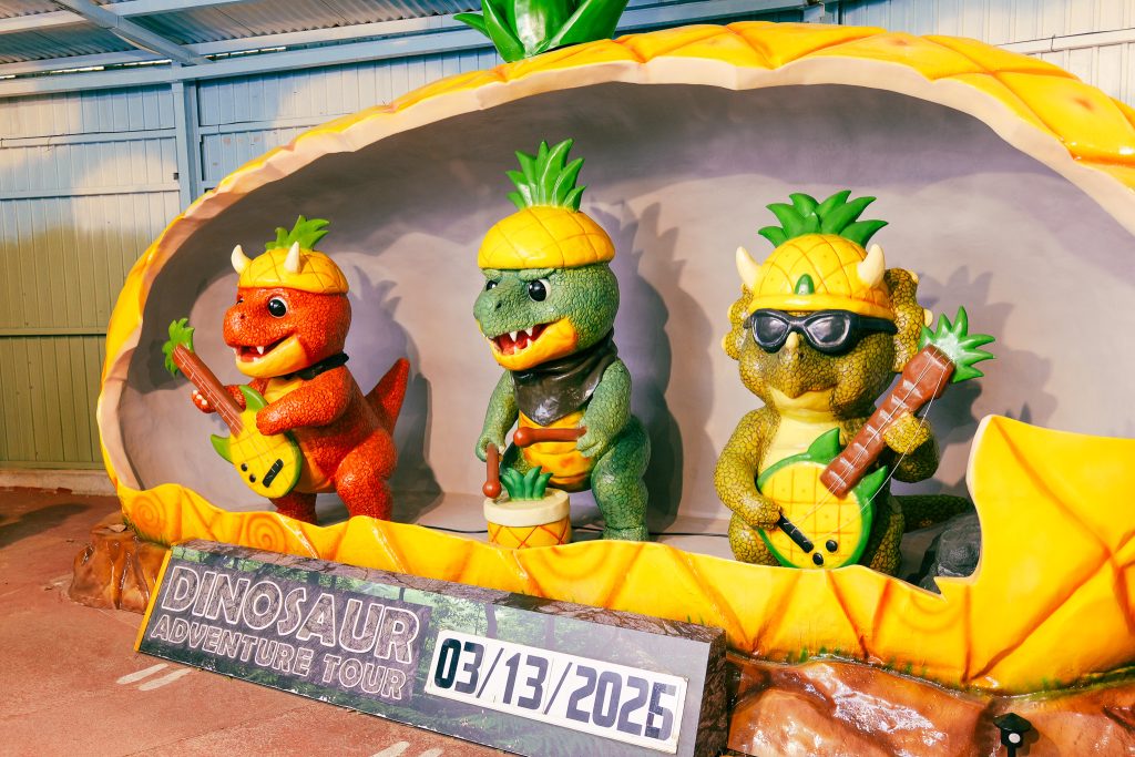 DINOSAUR ADVENTURE TOUR pineapple dinosaur band sculpture Okinawa