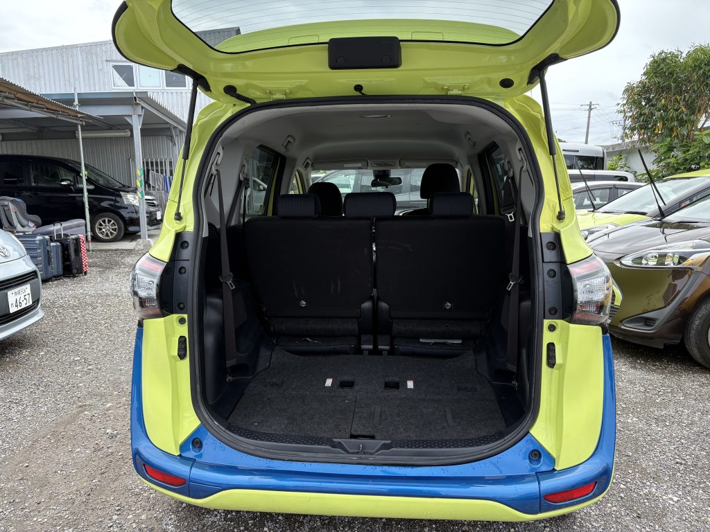 Toyota Sienta trunk — 3rd row folded, multiple suitcases loaded