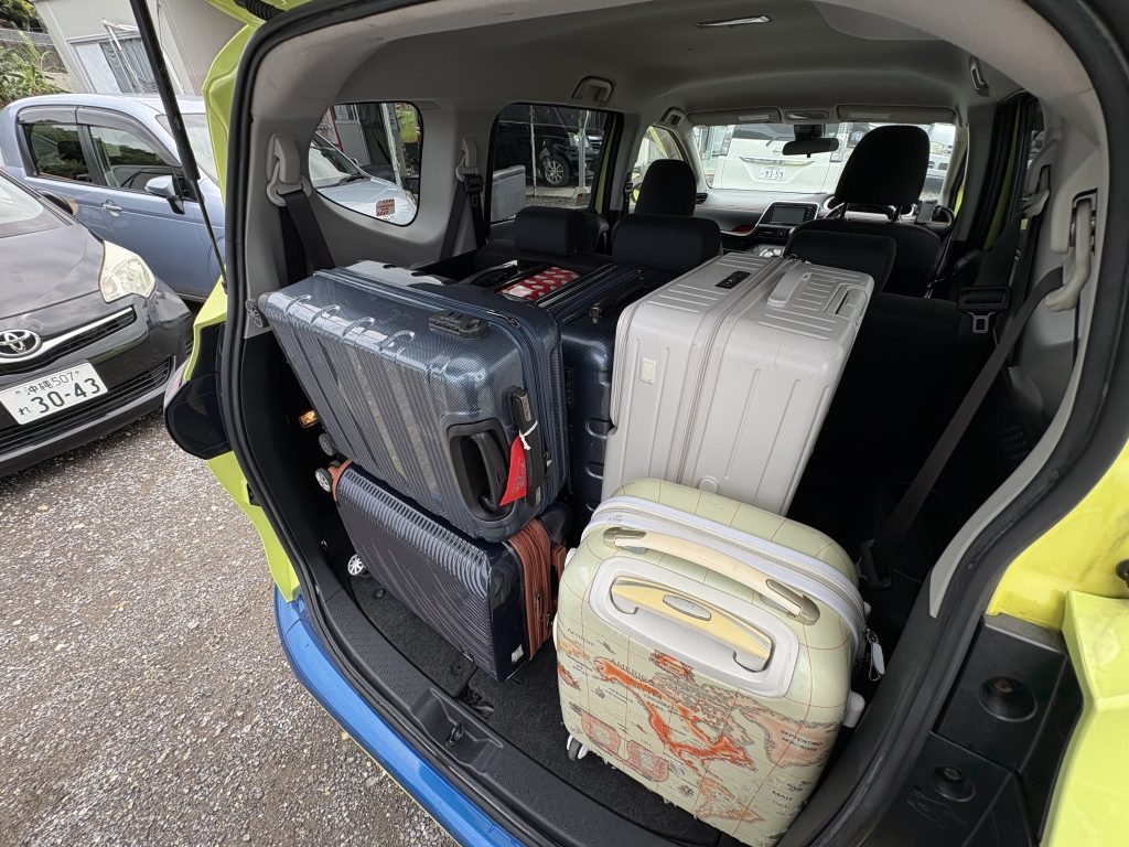 Toyota Sienta trunk — 3rd row folded, alternate angle of luggage layout