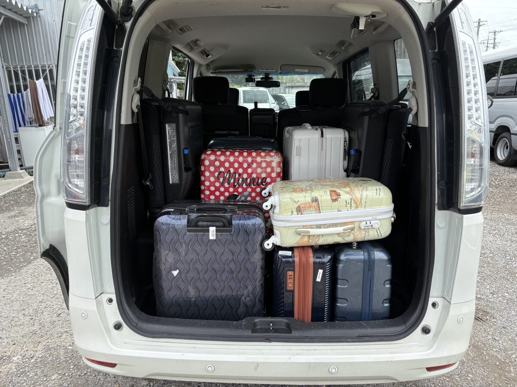 Nissan Serena trunk — 3rd row folded, mixed suitcase loading