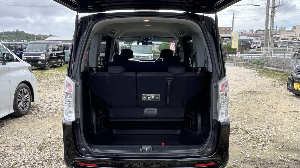 Honda Stepwgn trunk — 3rd row deployed, 2 large suitcases