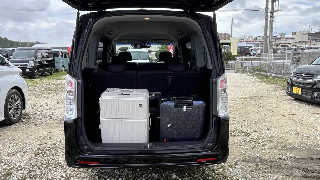 Honda Stepwgn trunk — 3rd row deployed, suitcases stacked