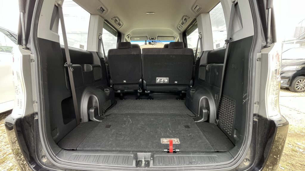 Honda Stepwgn trunk — 3rd row folded, max capacity loaded