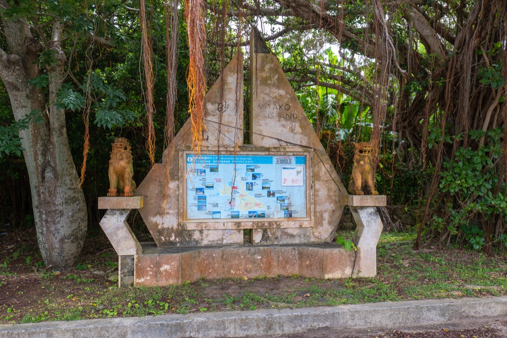 Sunayama Beach entrance monument with two Shisa lion guardians and a Miyako Island map