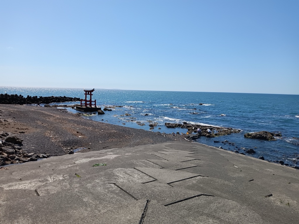 Close-up of the Konpira Shrine torii — August sea breeze and a clear coastal sky