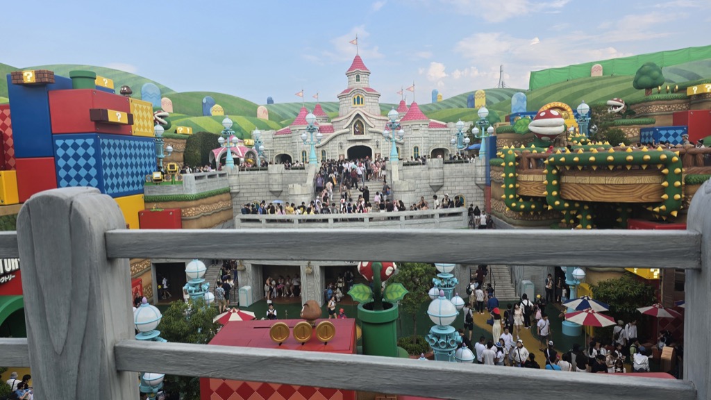 Super Nintendo World — Peach's Castle plaza
