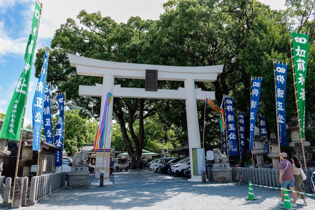 Kato Shrine torii gate with Kato Kiyomasa banners lining the approach