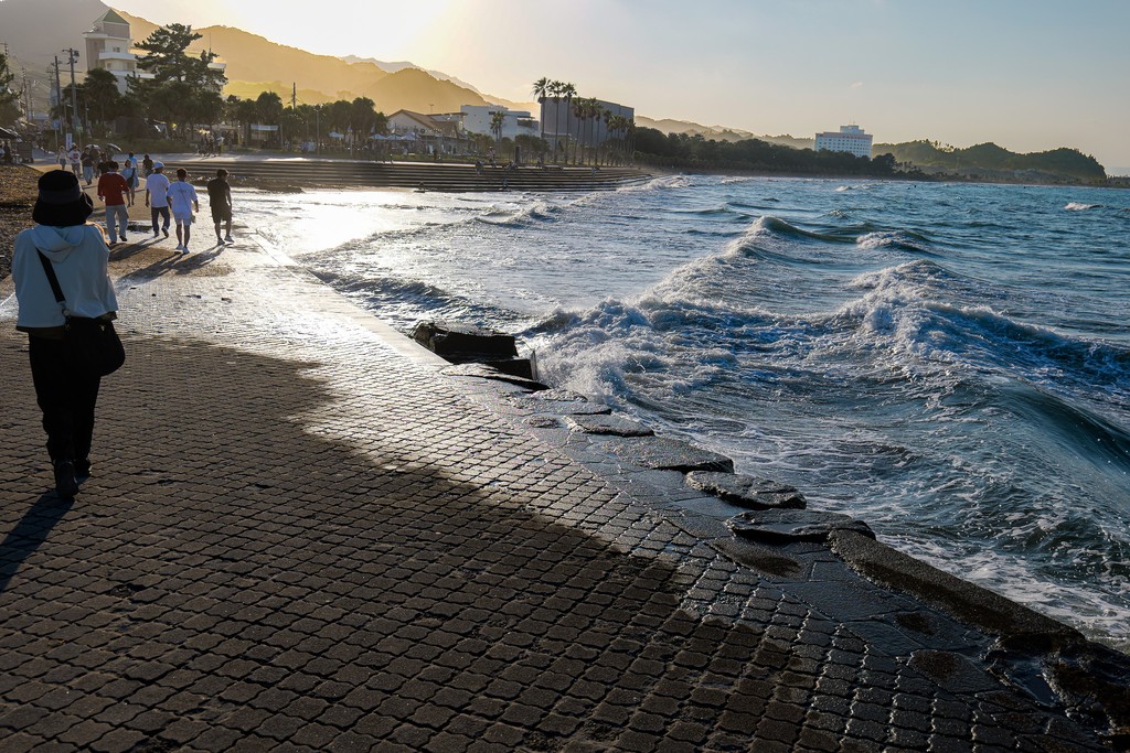 Late afternoon waves at Aoshima