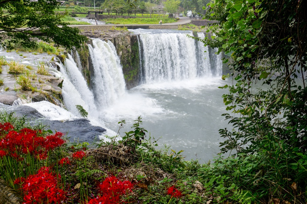 Head-on view of Harajiri Falls from the Takimi-bashi suspension bridge