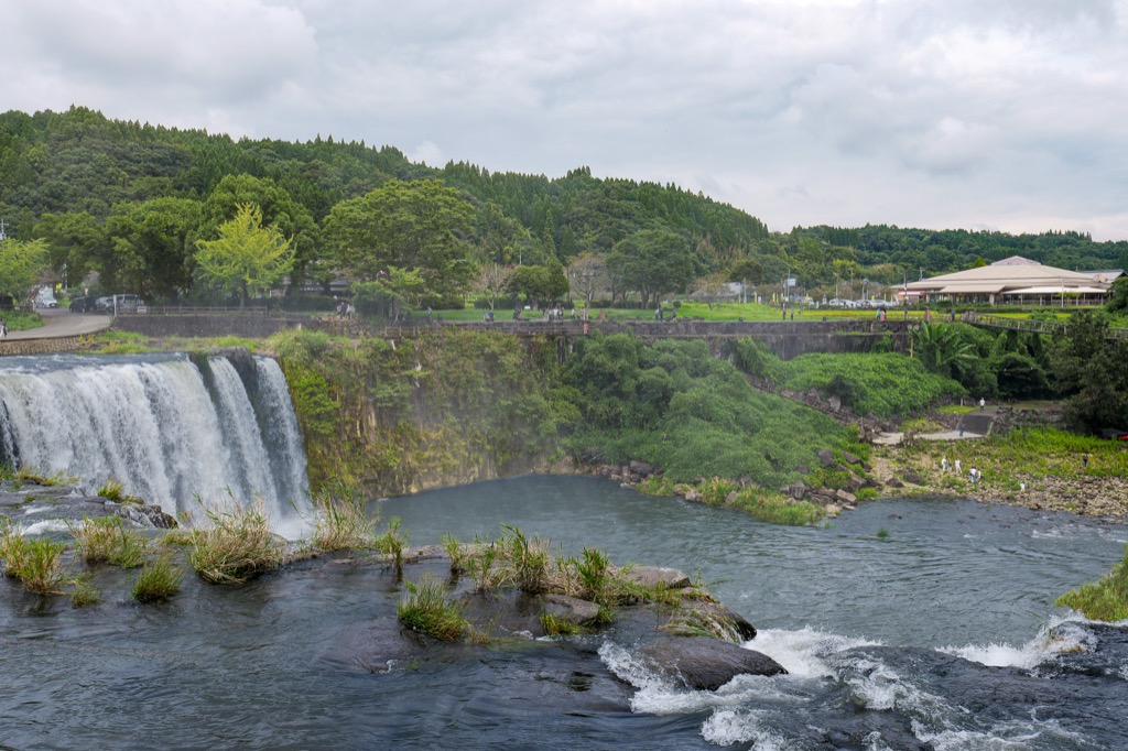 Upper viewpoint above the falls, with cliffs showing vertical stone columns