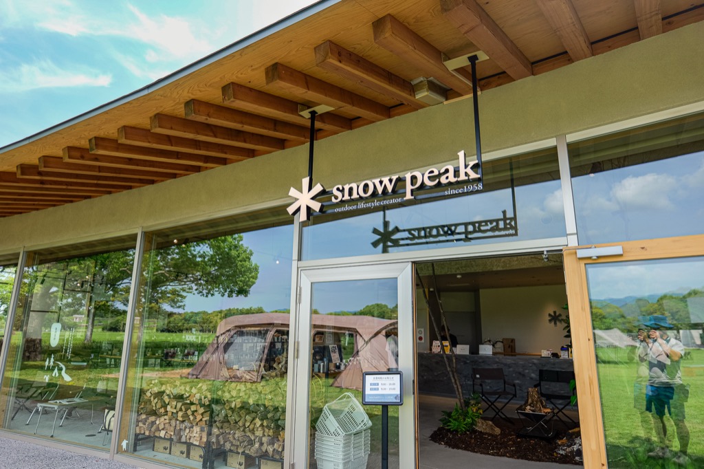 Starbucks Yoshinogari Historical Park — open-air store facing the lawn